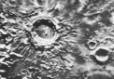 Один из лунных кратеров. Вал у него хорошо сохранившийся, 
высокий, острый, каким он был при возникновении кратера.