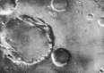 Фото, снятое станцией Марс-5, - один из марсианских кратеров. 
От вала ничего не осталось. Он разрушен, стерт, все засыпано песком.