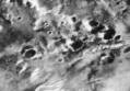 Фото, снятые станцией Маринер-7, - участок полярной шапки. 
На белом фоне снегового покрова выделяются темные ямы кратеров.
